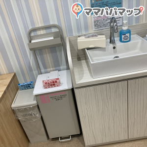 オムツ台横のシンク&ゴミ箱