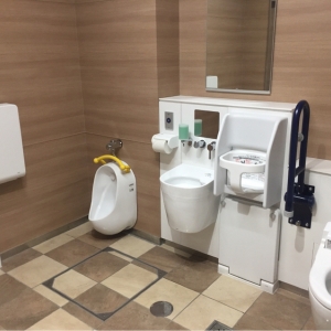 オムツ台、男児用小便器、ベビーキープあります。すごく綺麗なトイレでした。