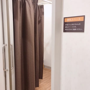 授乳ルーム内はカーテンで2部屋に分かれています