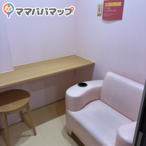 さるやまキッチン1階(1F)の授乳室・おむつ替え台の写真(1枚目)