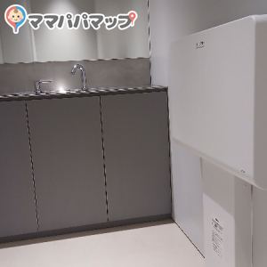 ブルーボトルコーヒー(1F)の授乳室・おむつ替え台の写真(1枚目)