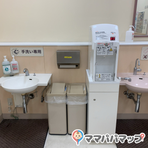 手洗い場には石けんもハンドペーパーもあって、とても助かります。