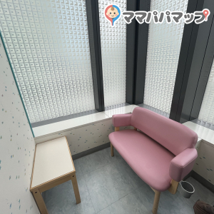カーテン仕切りの授乳3部屋あり、1番奥は長椅子なので上の子連れていても座ることができます！
