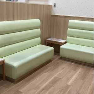 ミルク飲ませるソファーがあります