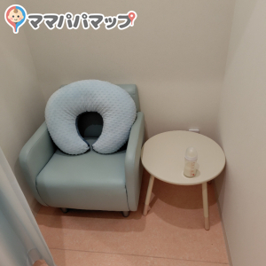 授乳室１（椅子とテーブル、授乳クッション）