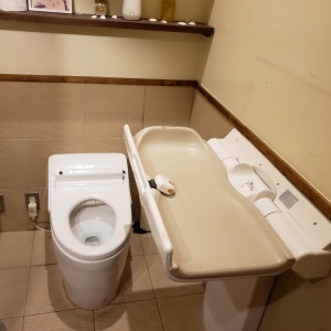 アロハテーブル 中目黒(1F)の授乳室・おむつ替え台の写真(1枚目)