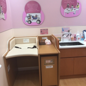 オムツ替えシート、オムツを捨てる袋もあり。