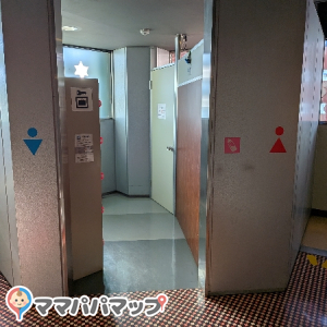 5階トイレ前のコインロッカー正面に授乳室がありました