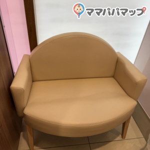 椅子が少しななめっているので授乳しやすかったです。
