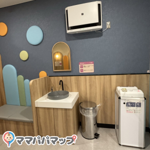 ゴミ箱、水道、ベンチ