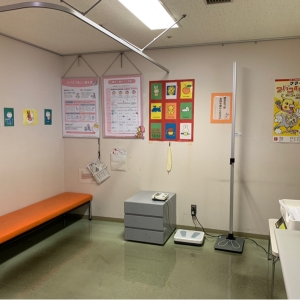 授乳スペースは長いイスがあって、カーテンレールで全体的に隠すタイプ