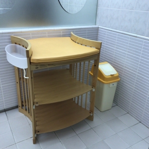 女性トイレ内のおむつ台