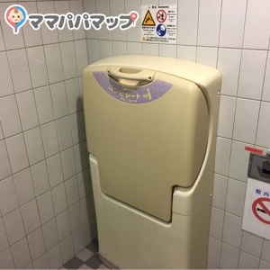 多目的トイレにもおむつ台があります