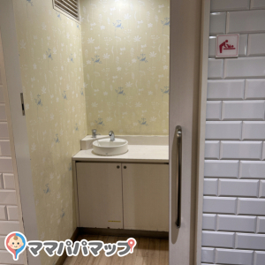 上野マルイ　女性用トイレ内(2F)のオムツ替え台情報 画像1