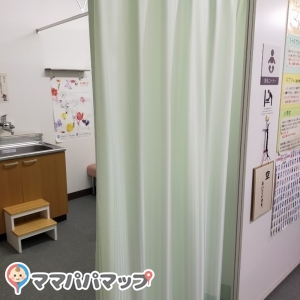 カーテンで図書室と区切られています