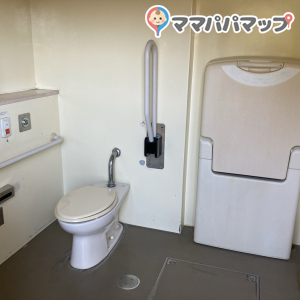 七郷中央公園公衆トイレのオムツ替え台情報 画像1