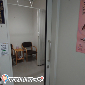 入口すぐにオムツ台、奥に椅子が2つあります