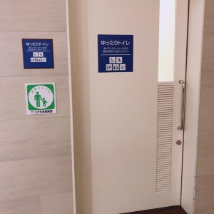 入り口の目の前には座れるところもあるので、ゆっくりできます！