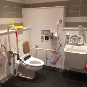 オムツ替えコーナー隣