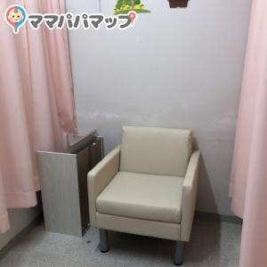 聖マリア病院　外来棟3F Dブロック授乳室(3F)の授乳室・おむつ替え台の写真(1枚目)