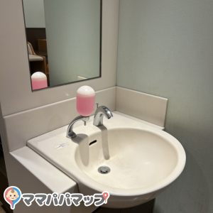 オムツ替え抱台の真後ろにある手洗い場