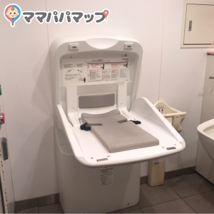 女子トイレ車椅子用個室にオムツ替え台あり