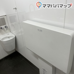 横浜アリーナ公衆トイレのオムツ替え台情報 画像1