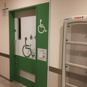 イオン板橋前野町店 多機能トイレ(1F)のオムツ替え台情報 画像3