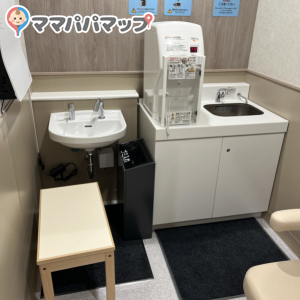 そよら三条須頃(2F)の授乳室・おむつ替え台の写真(1枚目)