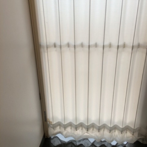 授乳室の仕切り。ベビーカーで入れる広さと、光が透ける仕切りで広く感じます。