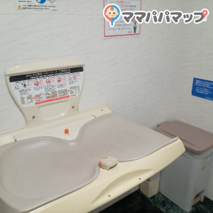 ヤマダデンキ テックランド大村店の授乳室・おむつ替え台の写真(3枚目)