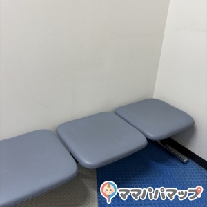 授乳室の椅子が安定性のあるものに変わっていました。