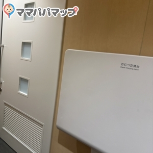 入り口入って左におむつ交換台