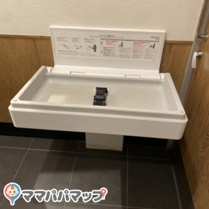 スターバックスコーヒー　町田金森店の授乳室・おむつ替え台の写真(1枚目)
