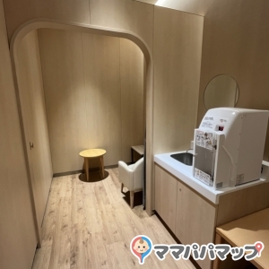 ユニクロ神戸三宮店(4F)の授乳室・オムツ替え台情報 画像3