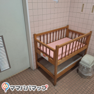 女子トイレの入り口を開けてすぐの所にあります。