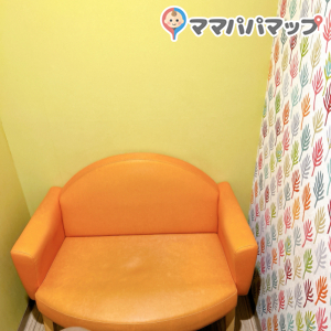 初めての授乳でこちらを使いました。3ヶ月の息子がおりますが、外での授乳は初めてで、どんなものかと思っていましたが安心して使用できました。カーテンは分厚く、ソファもゆったり座れてベビーカーもきちんと入ります。80度のお湯も用意されていて、とても親切だと思いました。