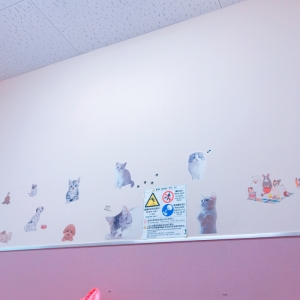 壁に動物のステッカーがたくさんあり可愛いです