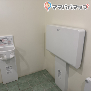 いらぶ大橋　海の駅(屋外多目的トイレ)のオムツ替え台情報 画像1