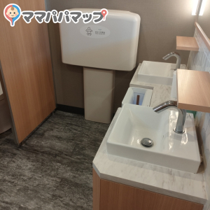 とんでん 北鎌倉店(女性用トイレ内)のオムツ替え台情報 画像1