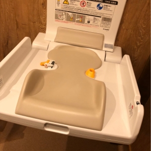 びっくりドンキー 新座店(1F)の授乳室・おむつ替え台の写真(1枚目)