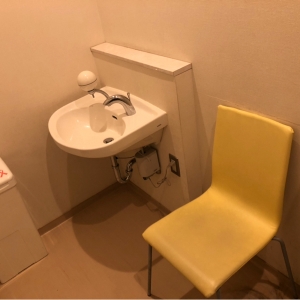 椅子が一つと、水道、ゴミ箱がありました