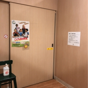 授乳室入り口のドアです(授乳室内から撮影)。入る時は開いていたのでドアの存在には気づかずに、女性専用授乳室と書かれている割にはすぐに個室のカーテンが見えて開放的だなと思いましたが、出る時には閉まっていてここのドアがきちんと閉まっていれば何も気にならないなと思いました。普段は閉まっていると思います。