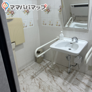 身障者用トイレにもおむつ交換台ありまふ