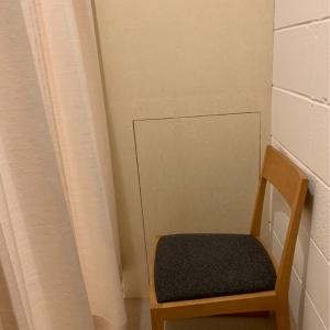 授乳室は、キッズルームの奥にカーテンがあって、その中に椅子が２つ置いてあります。