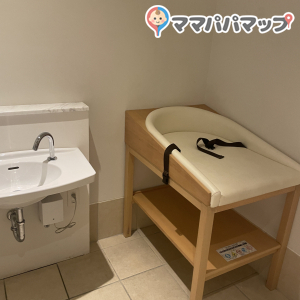 女子トイレ入って手前にオムツ交換台があります