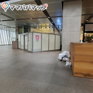 パーテーションで囲われた一角にあります