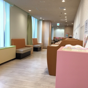 授乳室横のソファから撮影。