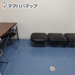 入ってすぐ左手に長机と椅子、正面にミニソファーあり。