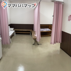 入ると左手に調乳スペース。奥にカーテン仕切りの授乳スペースです